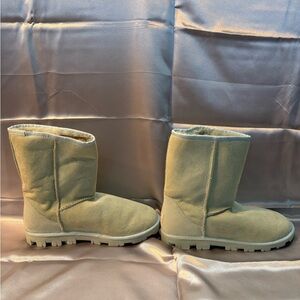 UGG Classic Short Lug Sole Shearling Boots Size 9